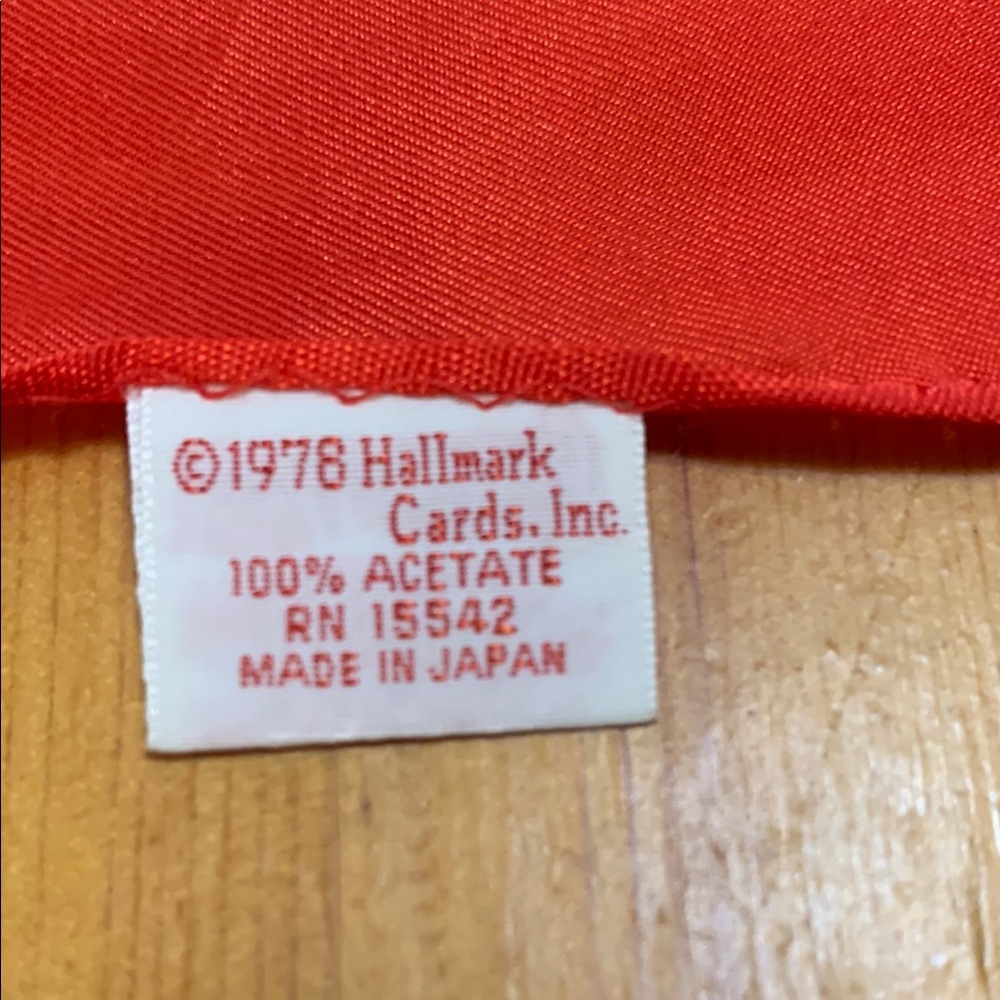 Vintage Hallmark signed Mary Ann, Red and White Floral Scarf, made in Japan - Picture 10 of 11